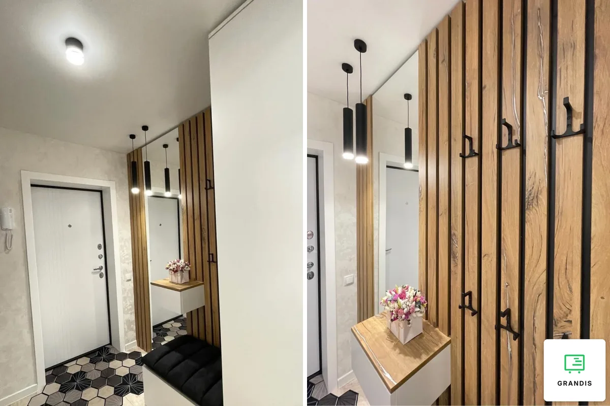 Hallway with oak-effect slats, hooks in two rows and an upholstered bench next to a white wardrobe; next to it a close-up of the slats with black hooks