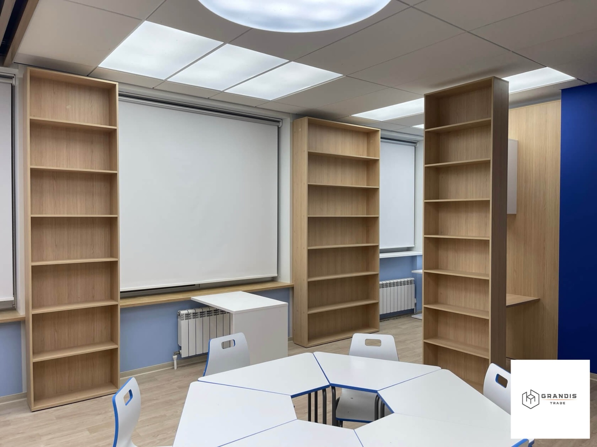 Sala szkoleniowa z biblioteką