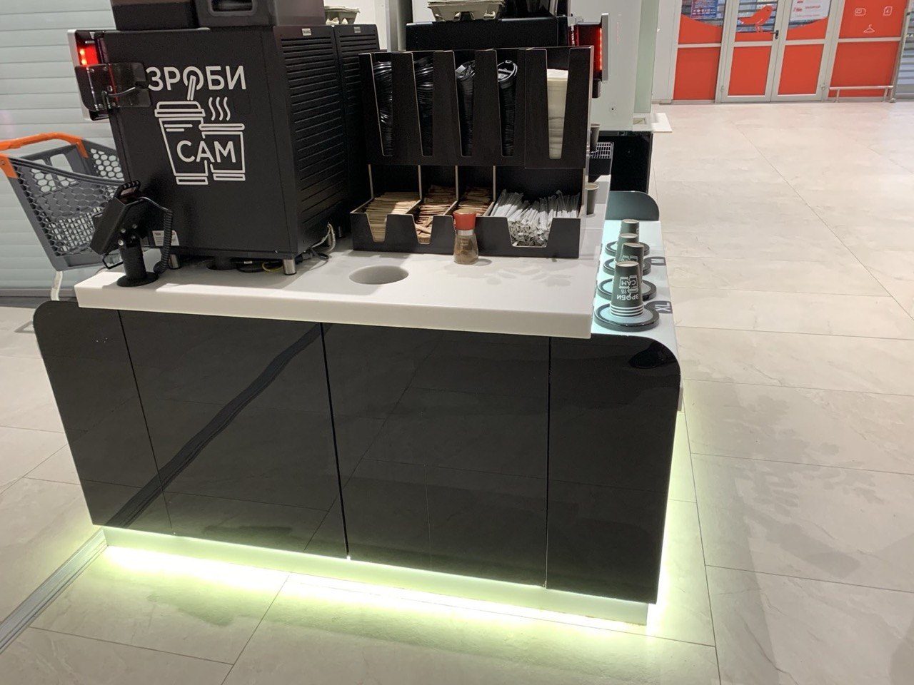 Wyspy w galerii handlowej pod samoobsługowe ekspresy do kawy — zdjęcie 2