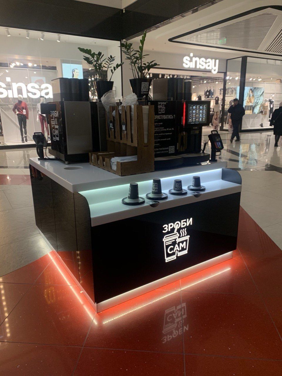 Wyspy w galerii handlowej pod samoobsługowe ekspresy do kawy — zdjęcie 3