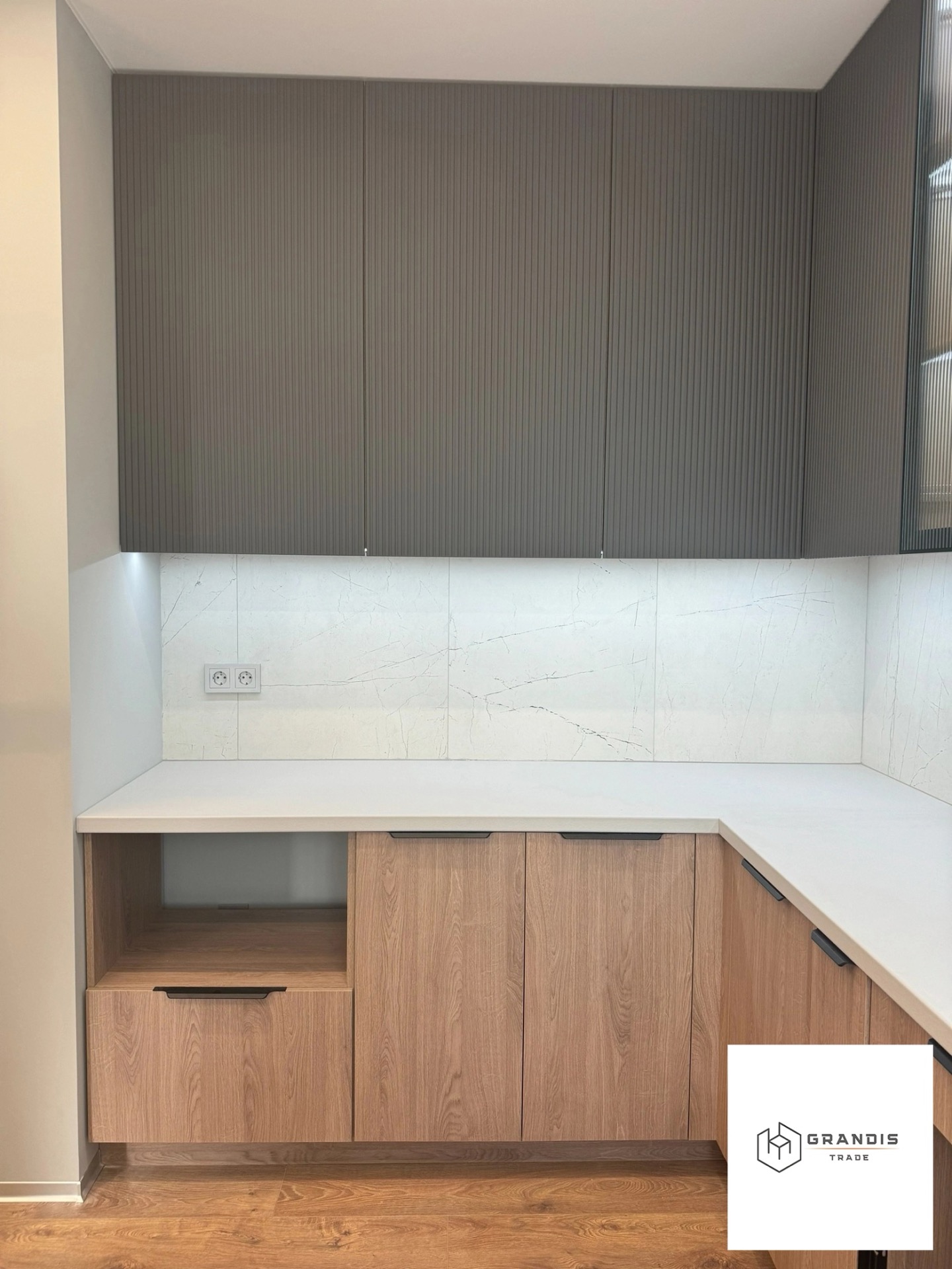 Modern Graphite and Wood Kitchen — photo 2