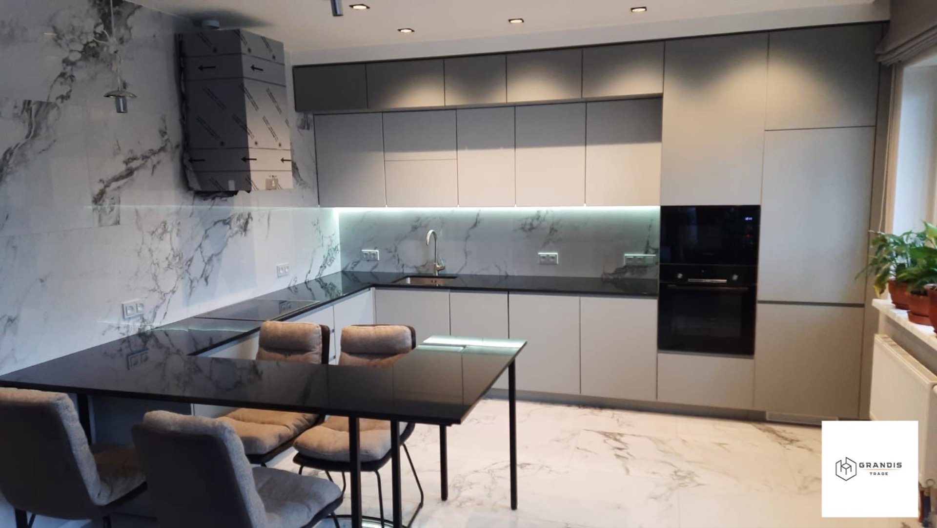 Grey-Beige Corner Kitchen with Marble — photo 2