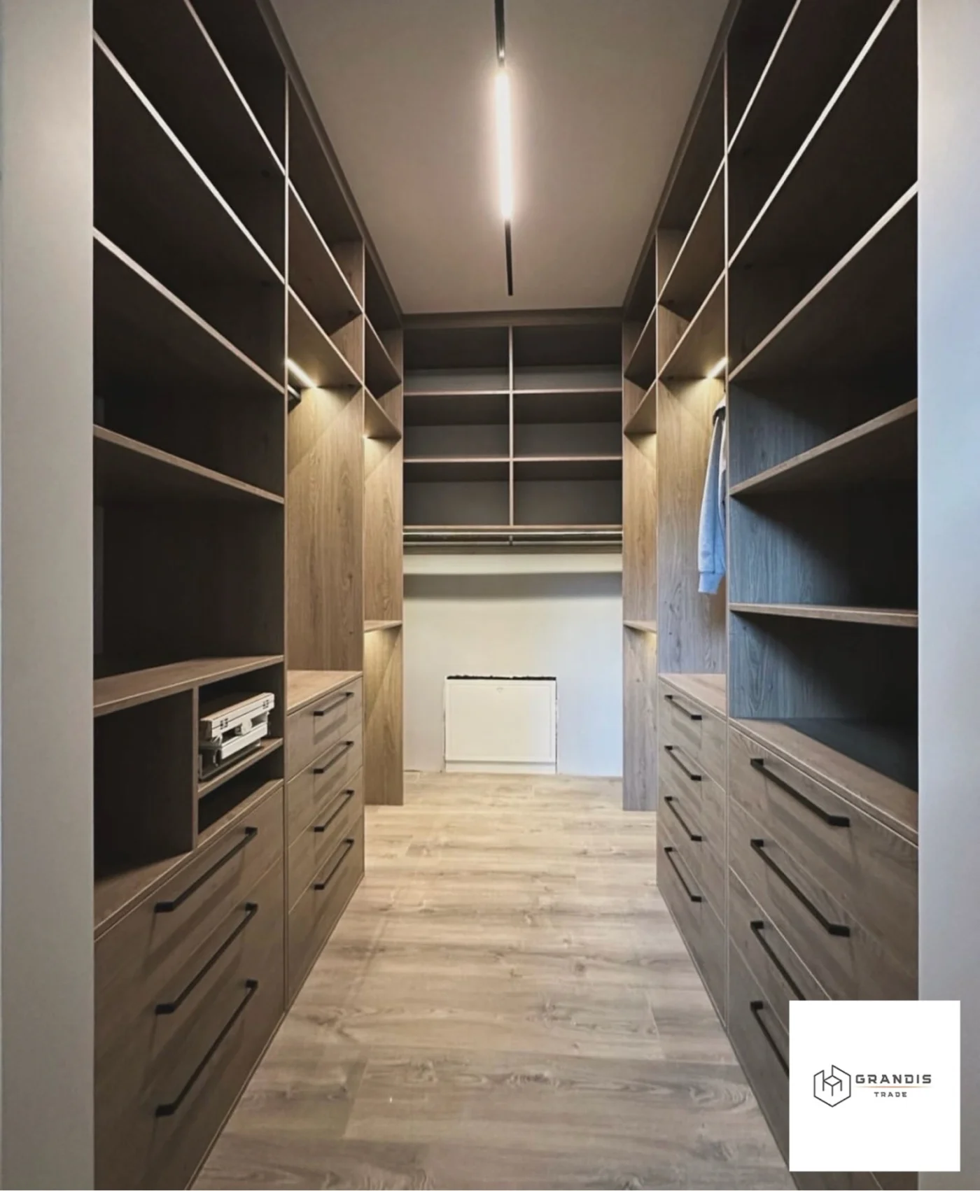 Garderoba walk-in z dębu — zdjęcie 2