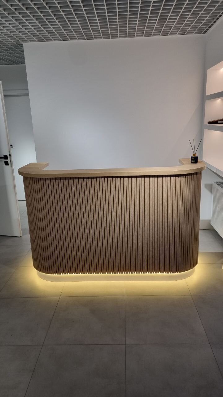 Reception Desk with Slats and Rounded Corners — photo 2