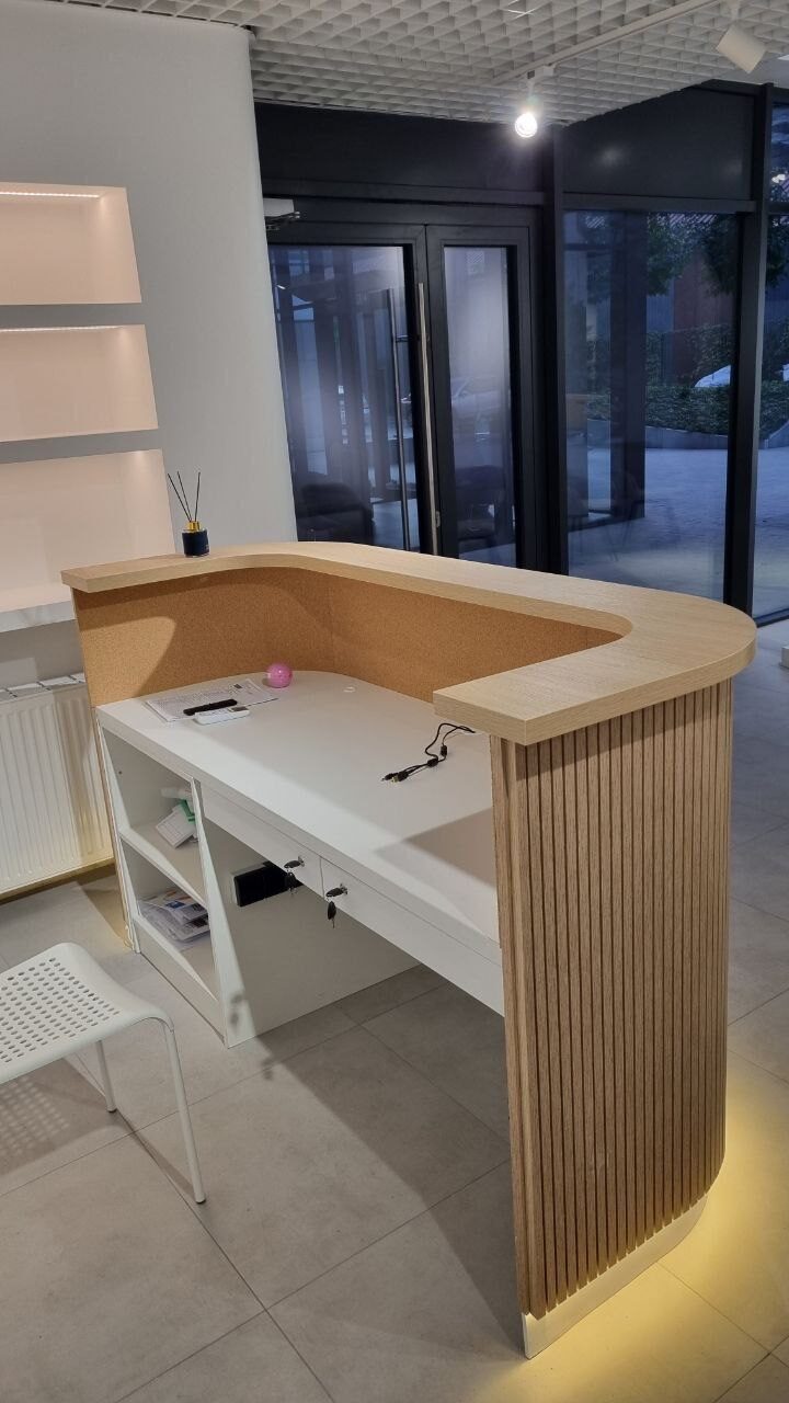 Reception Desk with Slats and Rounded Corners — photo 3