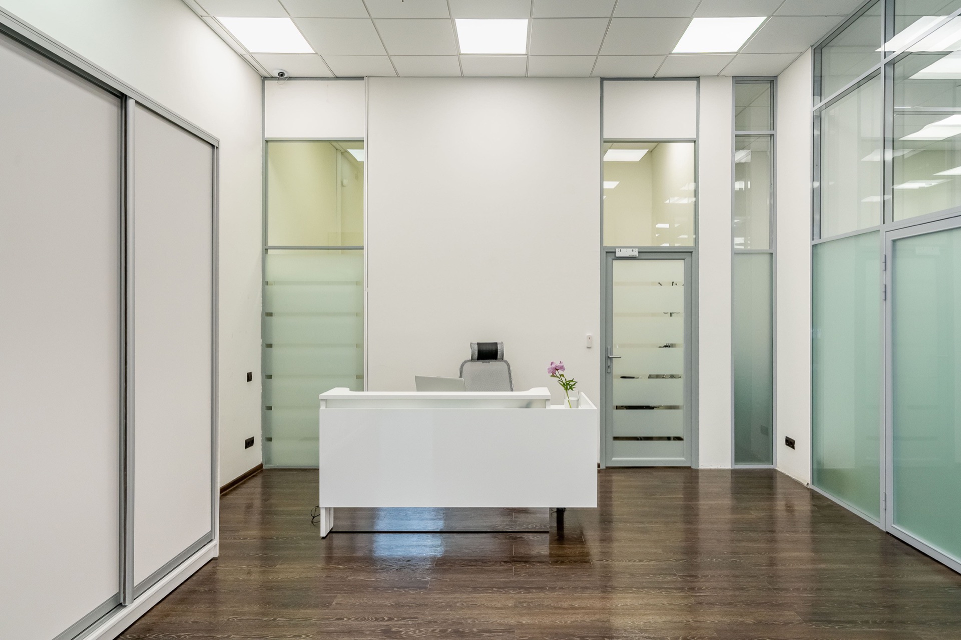 Corporate Office with Glass Partitions — photo 4