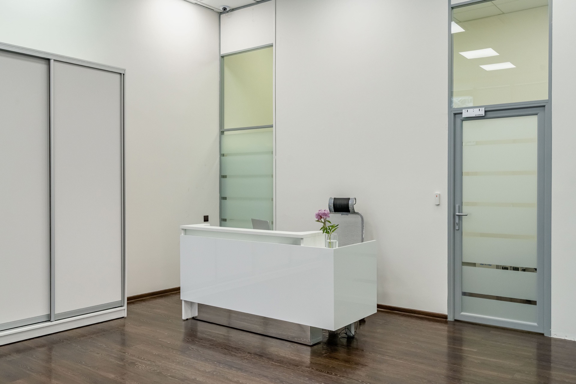 Corporate Office with Glass Partitions — photo 5