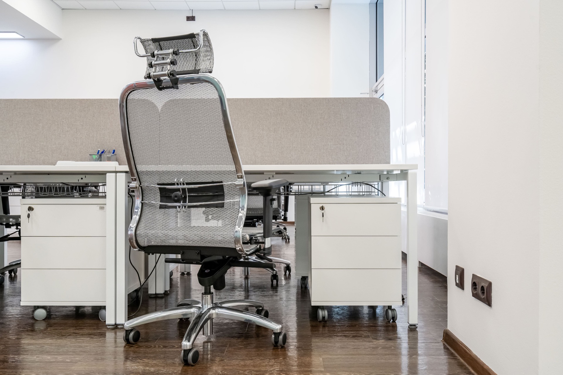 Corporate Office with Glass Partitions — photo 10