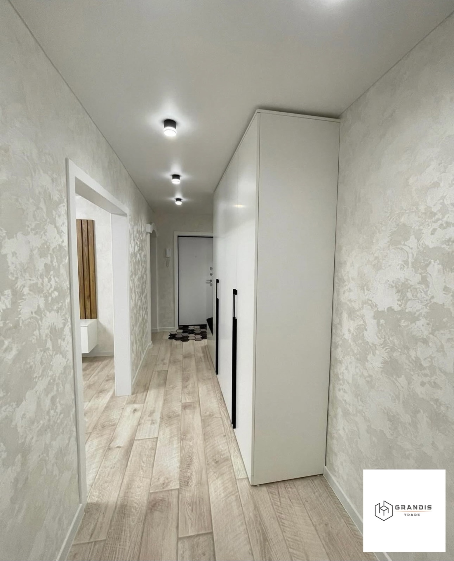 Hallway with Slats and Upholstered Bench — photo 4