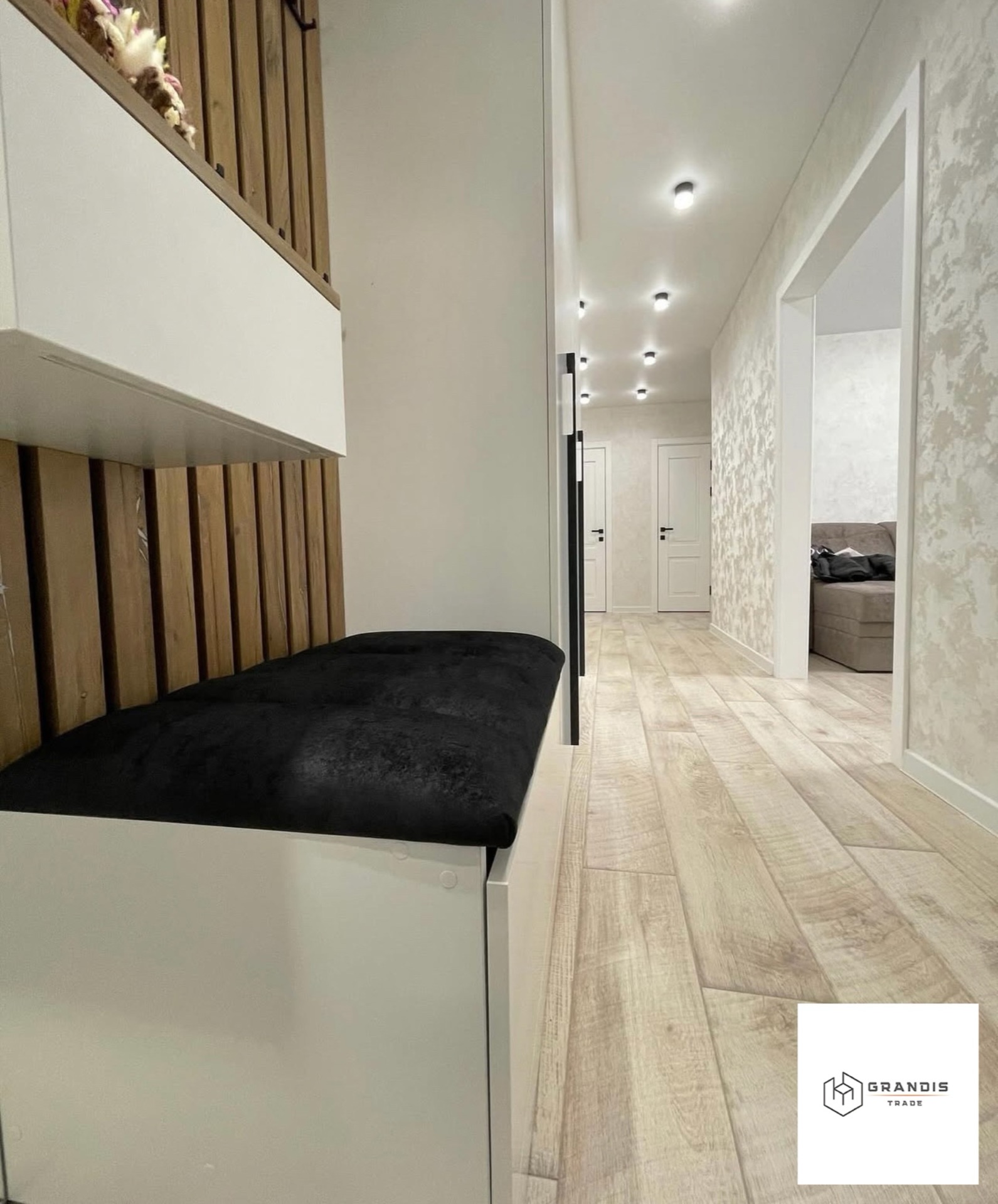 Hallway with Slats and Upholstered Bench — photo 5
