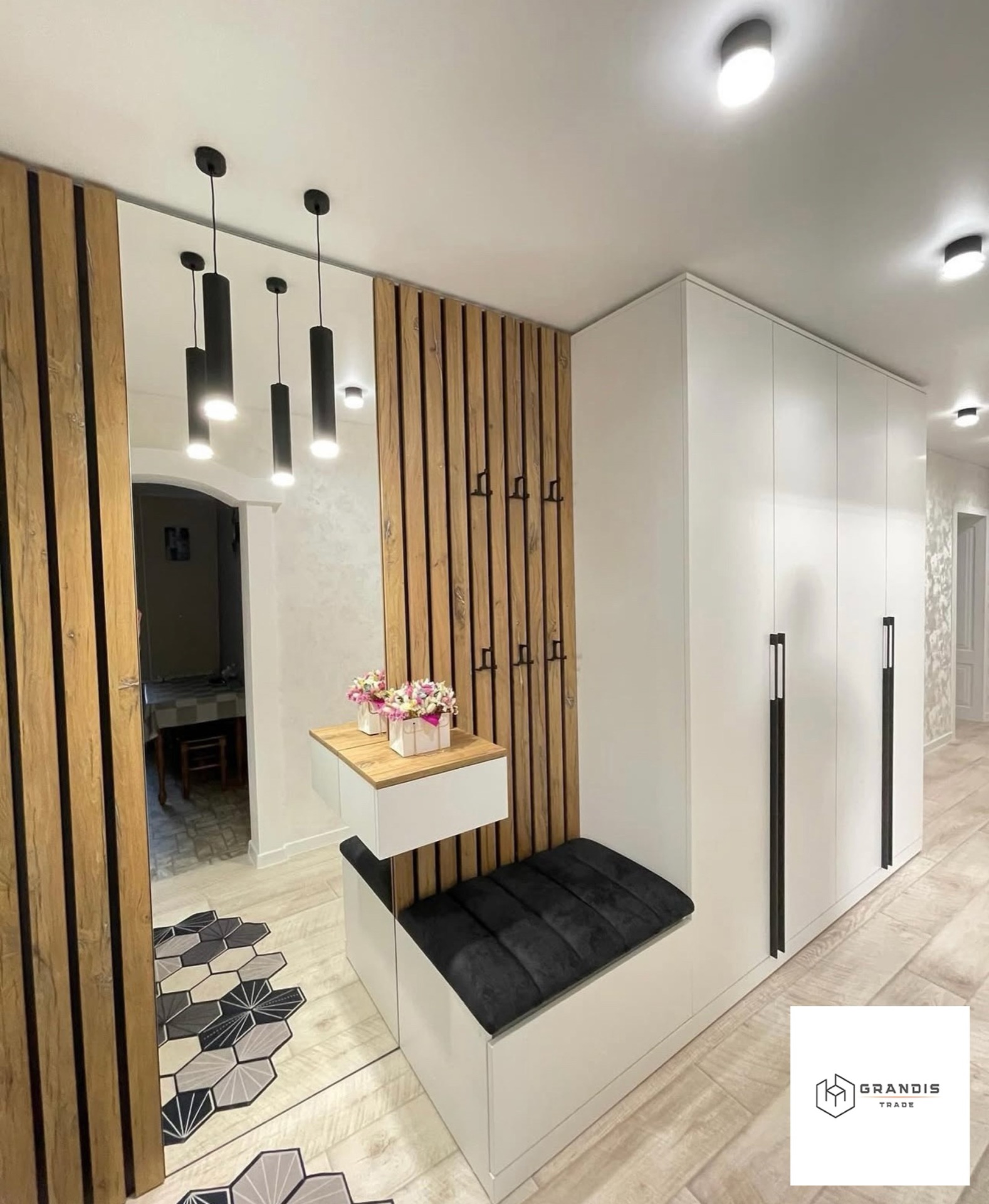 Hallway with Slats and Upholstered Bench — photo 6