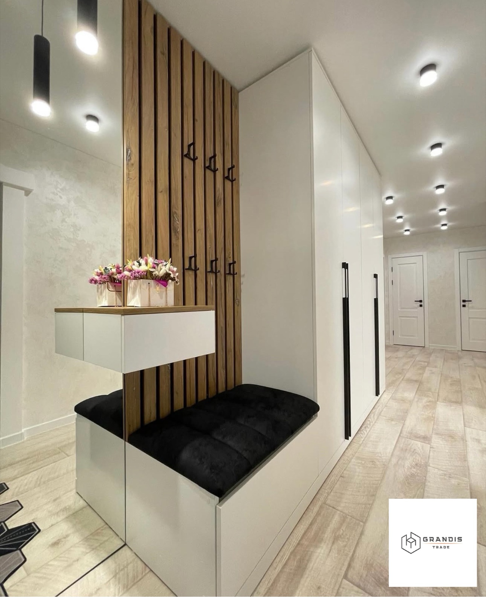 Hallway with Slats and Upholstered Bench — photo 7